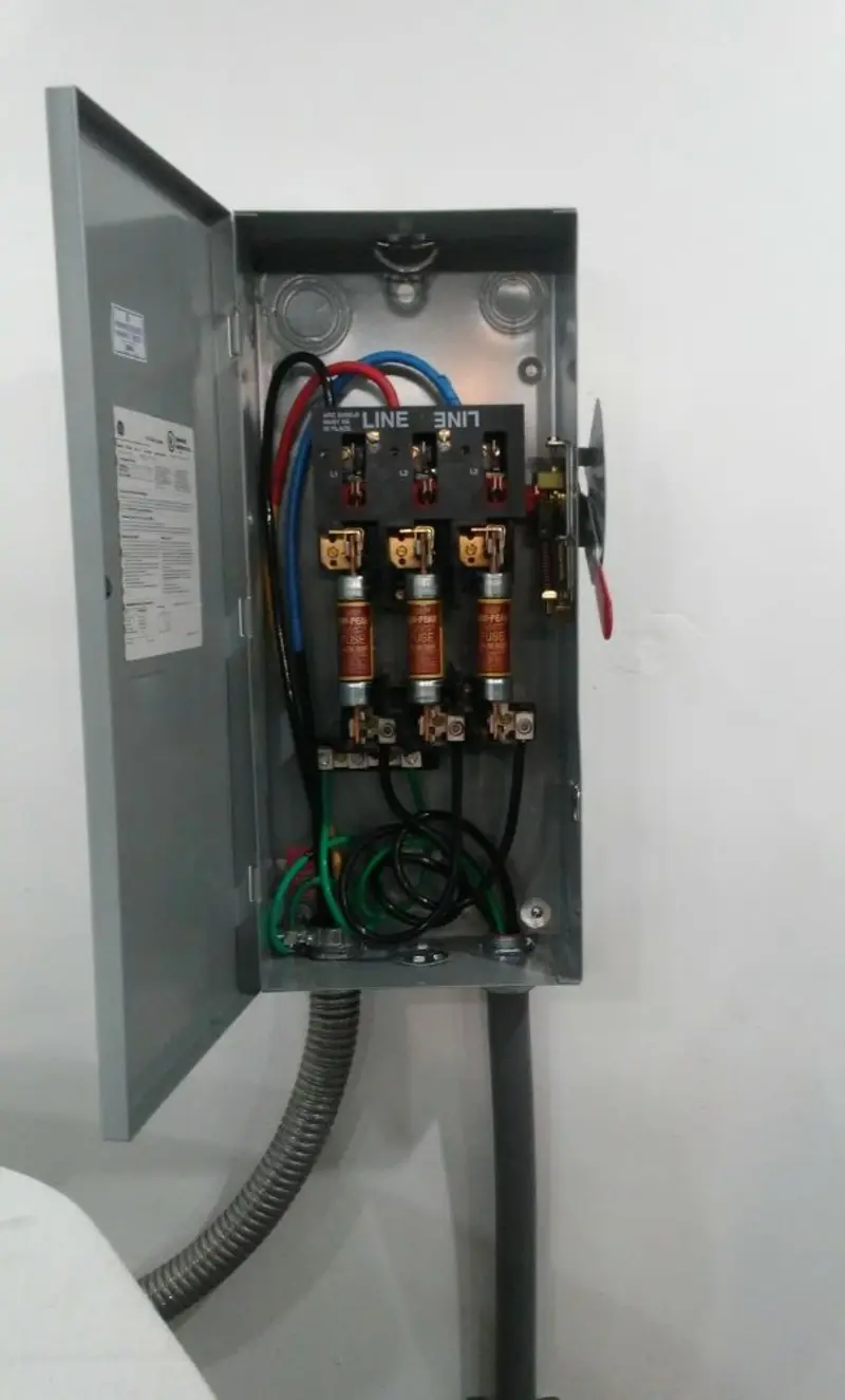 Three-phase disconnect switch installed for Smoke Detector Installation in Gateway